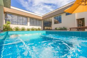 Charmosa Casa c 3 suítes e Piscina com Hidro