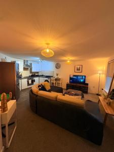 2 bedroom 2 bathroom ground floor apartment in central location