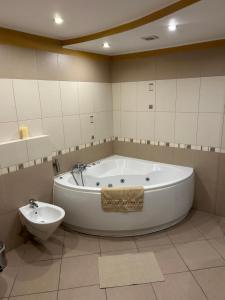 Pokój z łazienka i balkonem