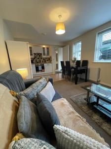 Barroon Castle Apartments - Next to East Midlands Airport with Free Parking