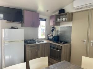 Maisons de vacances Quiet mobile home - 3 Bedrooms - Family Camping JF402 : photos des chambres