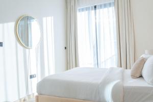 Luxe 1BR 15mins-Beach Best Infinity Pool -Jumeirah Village Circle, JVC ,Dubai