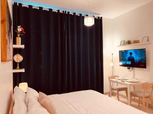 ONE Guest Place Private Bedroom with Balcony