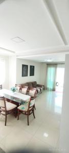 Apto 350 metros do mar com 2 garagens e ar condicionado