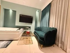 Green Studio - Private Jacuzzi - Private Balcony - Bhundsi