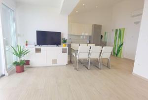 Apartment with a sea View No 10, first row by the sea, Beach house Ana 
