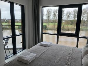 Central Modern and Spacious River view Apartment with parking