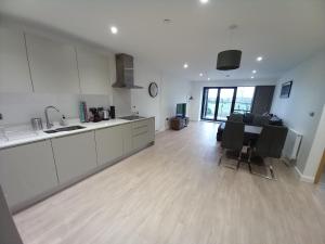 Central Modern and Spacious River view Apartment with parking