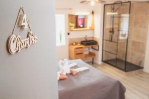 Hotels Les Voutes - Chambres d-Hotes a Lanas en Sud Ardeche - Pres de Vogue, Balazuc, Grotte Chauvet - Demi-Pension - Terrasse, Parking : photos des chambres