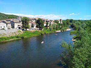 Hotels Les Voutes - Chambres d-Hotes a Lanas en Sud Ardeche - Pres de Vogue, Balazuc, Grotte Chauvet - Demi-Pension - Terrasse, Parking : photos des chambres