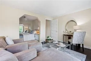 Hummingbird Haven Bed & Breakfast Luxury Suite With Terrace & Seasonal Lake Views Located in Historic Old Town Niagara-On-The-Lake - Newfane