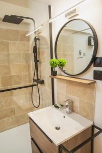 Hotels Les Voutes - Chambres d-Hotes a Lanas en Sud Ardeche - Pres de Vogue, Balazuc, Grotte Chauvet - Demi-Pension - Terrasse, Parking : photos des chambres