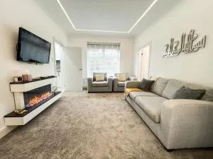 Spectacular Modern Glasgow Home Luxury King Bed - Kings Park