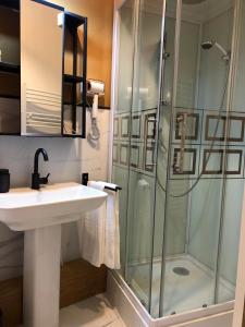 B&B / Chambres d'hotes L-URBANA Rooms : photos des chambres