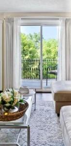 Hummingbird Haven Bed & Breakfast Luxury Suite With Terrace & Seasonal Lake Views Located in Historic Old Town Niagara-On-The-Lake