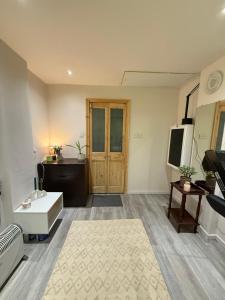 Studio near LHR & Lizzie Line