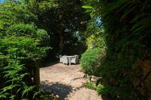 Bright Cozy Garden Retreat w Fast Wifi & 5min to Tube Subway Metro & Close to Park & Street Parking P4P