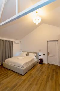 Hotel 5 HILLS DRAGASANI
