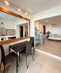 Beachfront Apartment with Two Queen Beds, Kitchen and Balcony