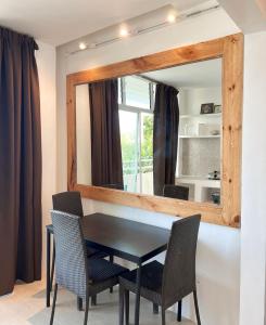 Beachfront Apartment with Two Queen Beds, Kitchen and Balcony