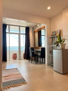 Beachfront Apartment with Two Queen Beds, Kitchen and Balcony