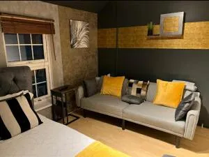 Maidstone studio flat - Town centre - Allington