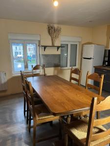 Appartements Appartement calme, frais a louer, nouvellement repeint, emplacement strategique, proche de toutes commodites, de l-autoroute, valenciennes, lille, Belgique, wifi, Netflix, parking Gratuits : photos des chambres