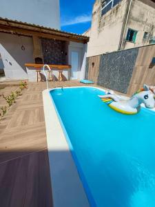 Casa 2 suítes e piscina em Rio das Ostras há poucos passos do Mar!
