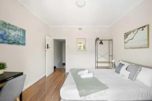 Rustic Queen Room in Glebe - Next to USYD - Shared Bathroom - Sidney