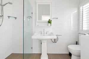 Rustic Queen Room in Glebe - Next to USYD - Shared Bathroom