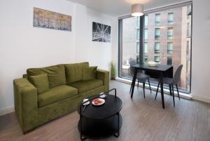 Modern 1-Bed Apartment Near City Centre, Arndale, Spinningfields, MediaCityUK, Old Trafford & Etihad, Sleeps 4, Netflix, Gym, Balcony, Nespresso Machine, Perfect for Long & Short Stays, Leisure, Contractors & Professionals!