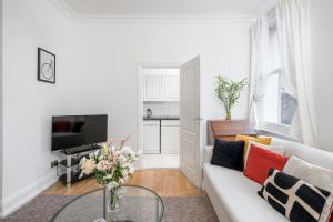 Superb location! Beautiful 2 bedroom, Garden views, 2 minutes walk to Tube