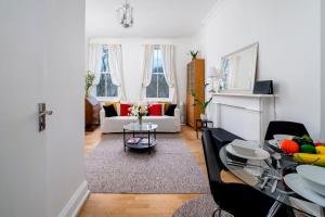 CENTRAL & CHARMING 2-3 bed apartment in KENSINGTON, 2 minutes to tube, PICCADILLY & DISTRICT LINES, Stunning garden views