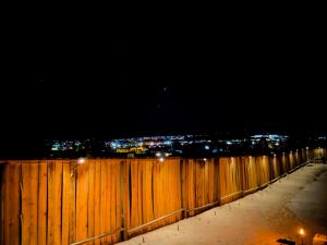 Private Home - Heated Saltwater Pool, BBQ, Pro Pool Table, Horseshoes, Darts, Cotton Bedding, Half Acre - The Joshua Tree Forest - Pool Heat Optional