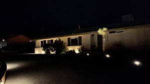 Private Home - Heated Saltwater Pool, BBQ, Pro Pool Table, Horseshoes, Darts, Cotton Bedding, Half Acre - The Joshua Tree Forest - Pool Heat Optional