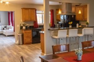 Private Home - Heated Saltwater Pool, BBQ, Pro Pool Table, Horseshoes, Darts, Cotton Bedding, Half Acre - The Joshua Tree Forest - Pool Heat Optional