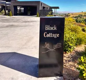 The Black Cottage - Puketapu