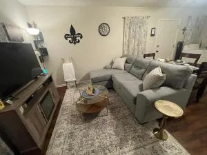 Mid-term Stays Fast Wifi & Comfy Bed - Hackberry