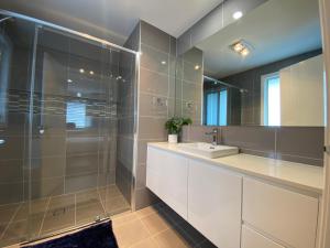 Luxury 4 Bedroom Home - Sleeps 10 Guests