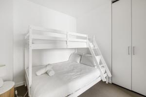 Modern Nomads Prime CBD 2BR Modern City Haven with Pool & Gym