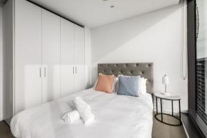 Modern Nomads Prime CBD 2BR Modern City Haven with Pool & Gym