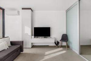 Modern Nomads Prime CBD 2BR Modern City Haven with Pool & Gym