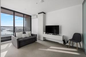 Modern Nomads Prime CBD 2BR Modern City Haven with Pool & Gym