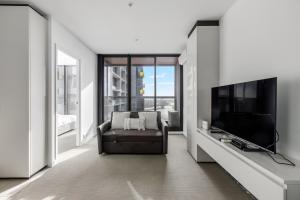 Modern Nomads Prime CBD 2BR Modern City Haven with Pool & Gym