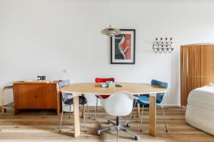 Modern Nomads Mid-Century Cosy 1BR near Shops at heart of CBD