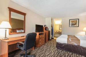 King Room - Smoking  room in Quality Inn Charleston I-57