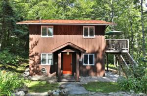 the SHACK - Three Bedroom Home Close to Ski Resort with Hot Tub