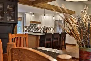 Susan Lane Hideaway - 4BR, 3BA Renovated Home, Close to Skiing and Town, Fireplace - Castleton