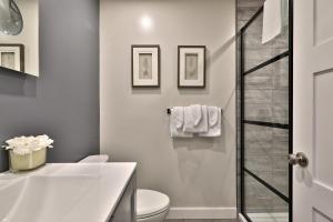 Swirl Suite B - Studio with Kitchenette and Workspace