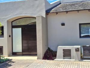 Lakeside Apartment in Oubaai Golf Estate